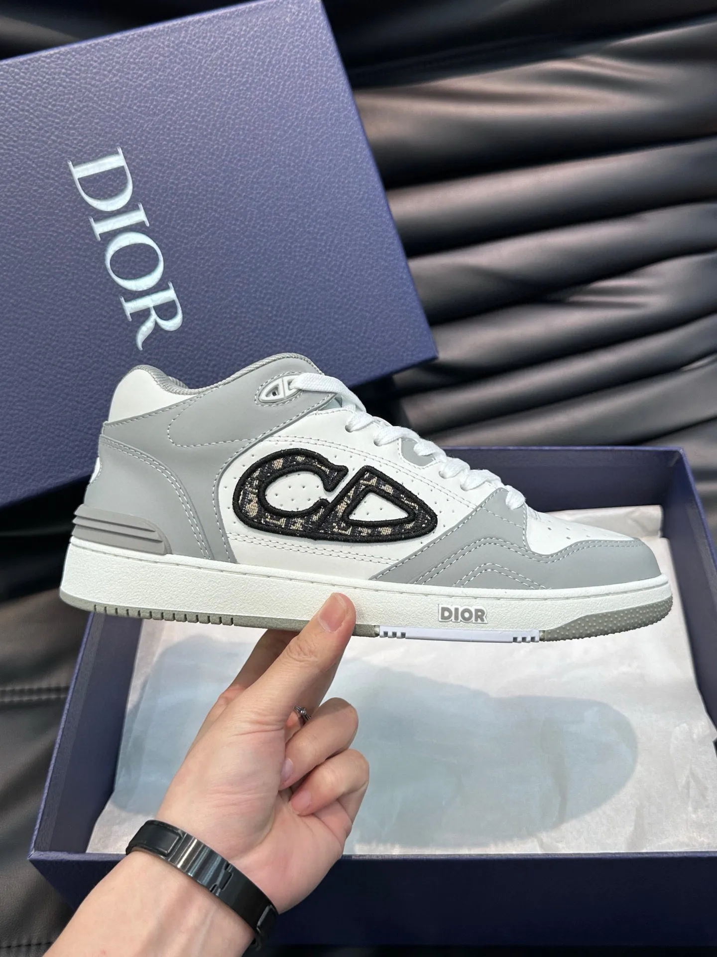 Ex-factory price: 440💰DIOB57 mid-top sneakers are shipped. This B57 mid-top sneaker is a new product in the 2024 spring men's wear series. It reinterprets the basketball shoe design and has become a classic item of Dior. Mid-top lace-up style crafted from color-blocked cow leather with contrasting suede and a CD logo displayed on the side. The tongue is decorated with the Dior B57 logo, and various distinctive details enhance the style. The CD logo eyelet details, upper stitching and rubber panels highlight the dynamic charm of its sports style. With two-color rubber sole, mesh fabric lining and cotton lining for foot padding, the upper foot is comfortable and breathable. Can be paired with a variety of clothing to create a sophisticated look. Code 38-44, (45 can be customized)